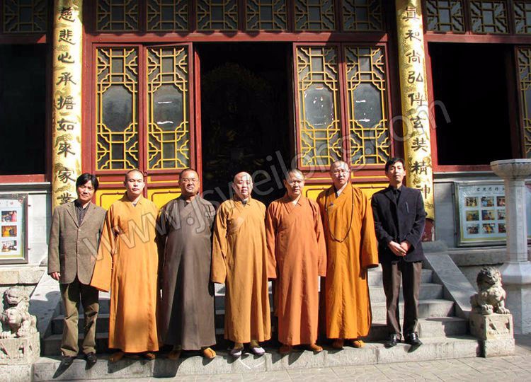我公司负责人杨素臣先生和灌云大佛寺庙住持合影纪念