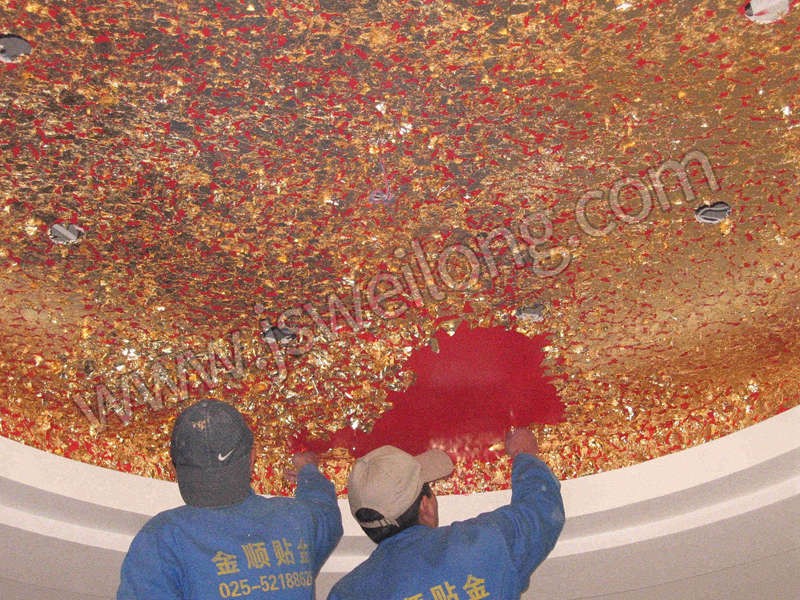 我公司贴金技师正在给锦江大酒店的吊顶做贴碎金箔