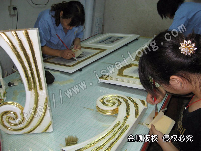 贴金技师为上海钢琴厂贴金钢琴