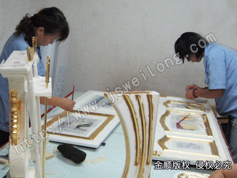 贴金技师为上海钢琴厂贴金钢琴