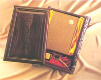 双面光金版《毛泽东诗词手迹》藏书盒选用珍贵高雅“不可再生的国宝树”花梨精雕而成。