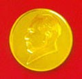 金书扉页镶嵌的纯金毛泽东纪念像章