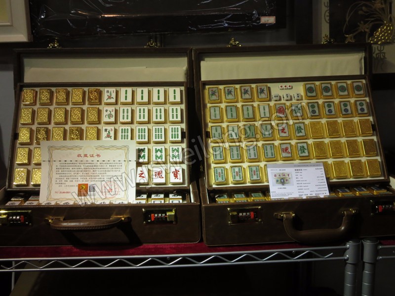 全自动黄金麻将（左侧）的收藏证书以及鉴定证书