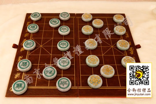 52型翡翠金象棋棋子棋盘展示